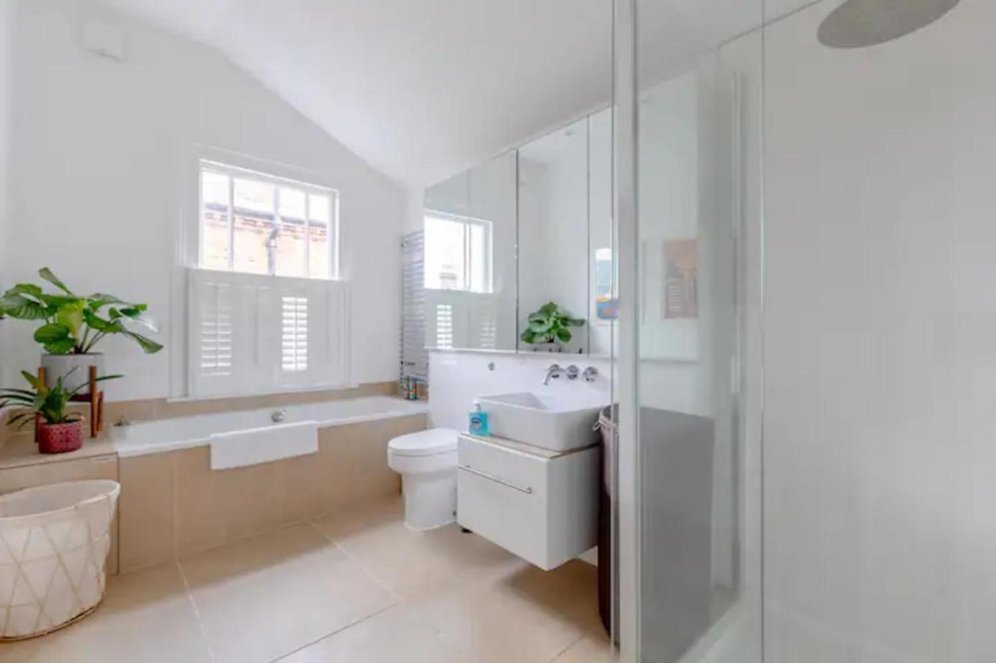 Beautifully Designed 2bd House - By Queen's Park! Ferienhaus