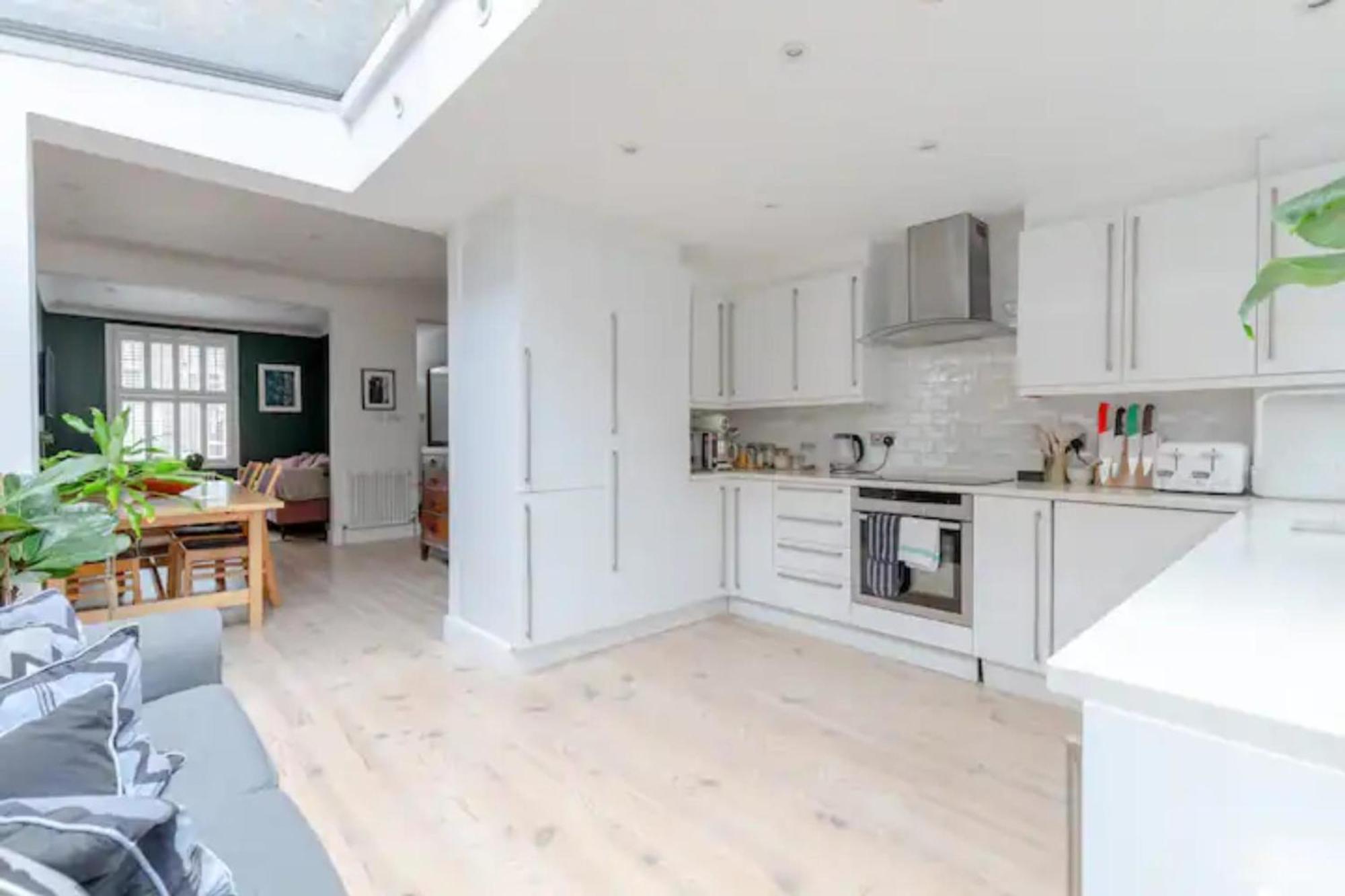 Beautifully Designed 2bd House - By Queen's Park! Ferienhaus London